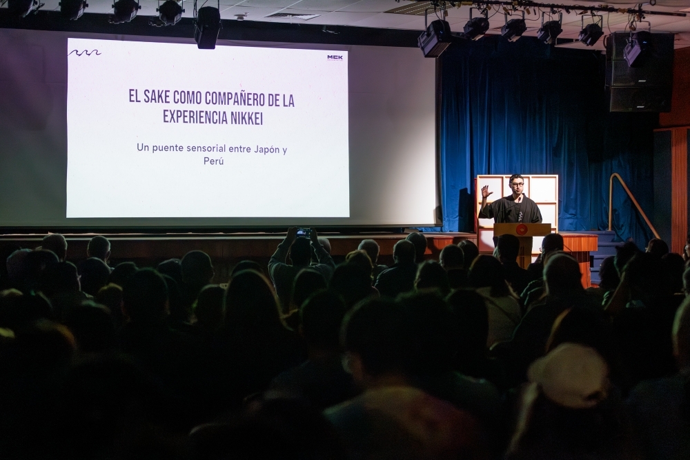Un empresario realiza una exposición sobre los atractivos del sake