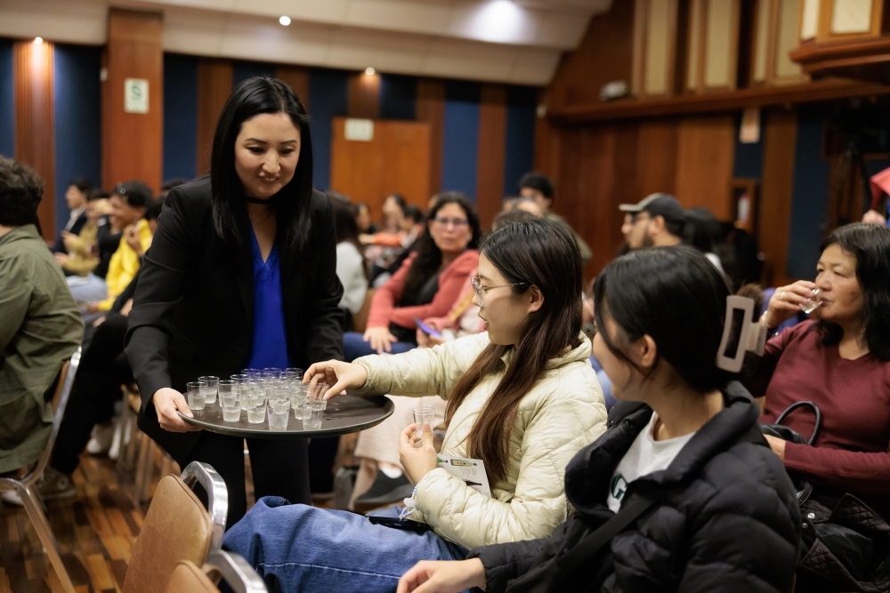 Los asistentes del evento están degustando sake