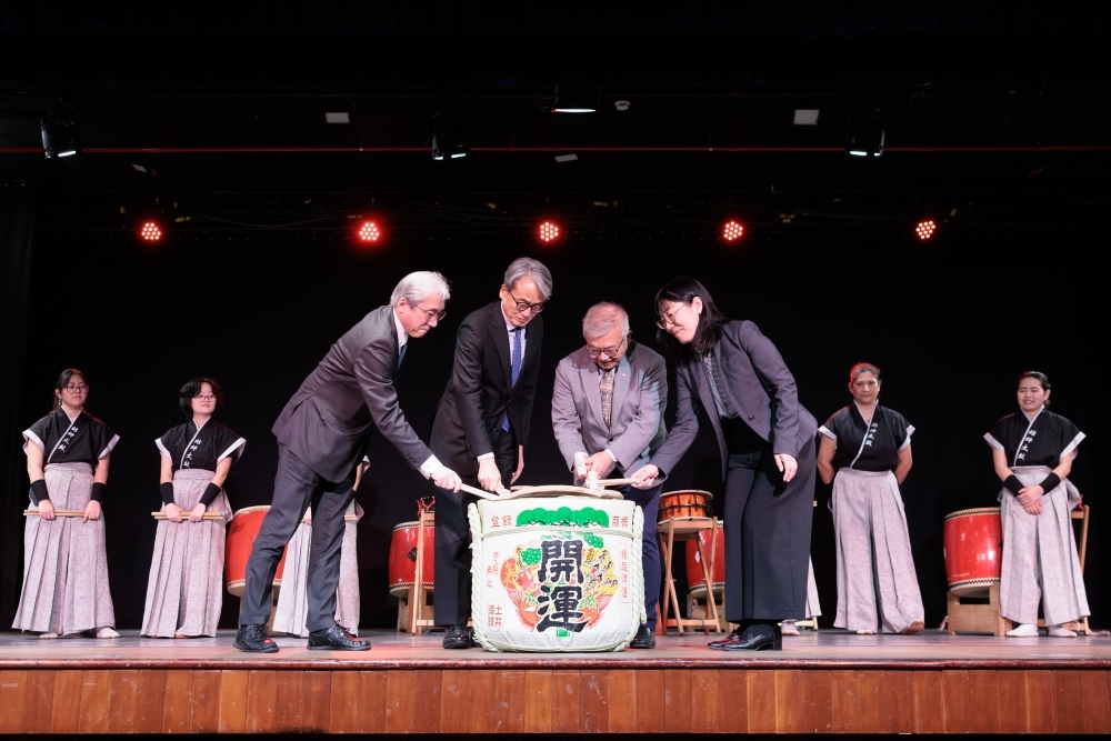 山元大使が関係者とともに鏡開きを行っている