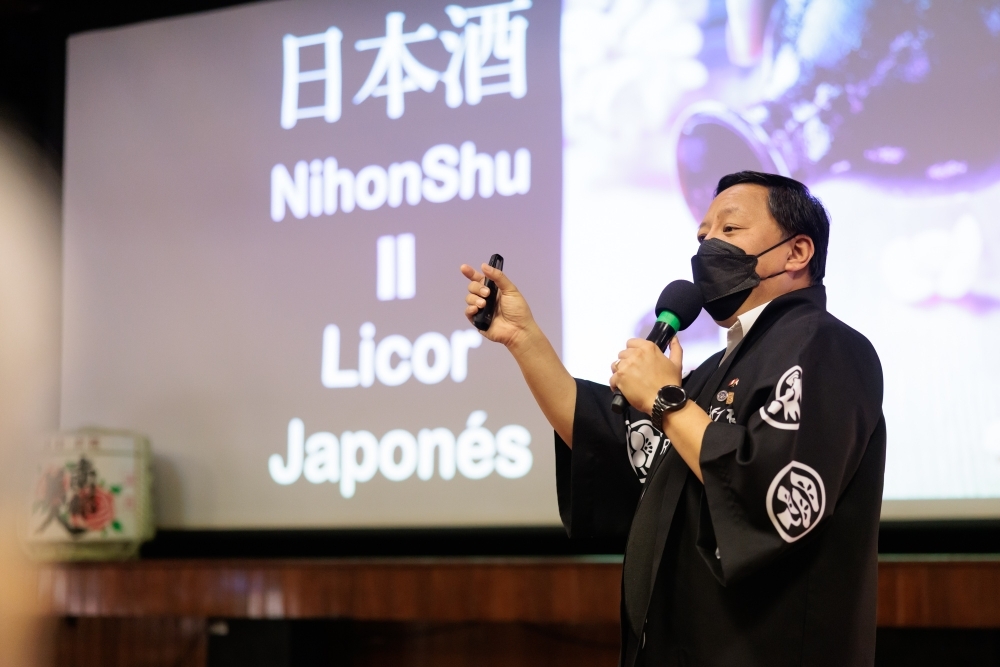 企業関係者が日本酒に関する講演を行っている
