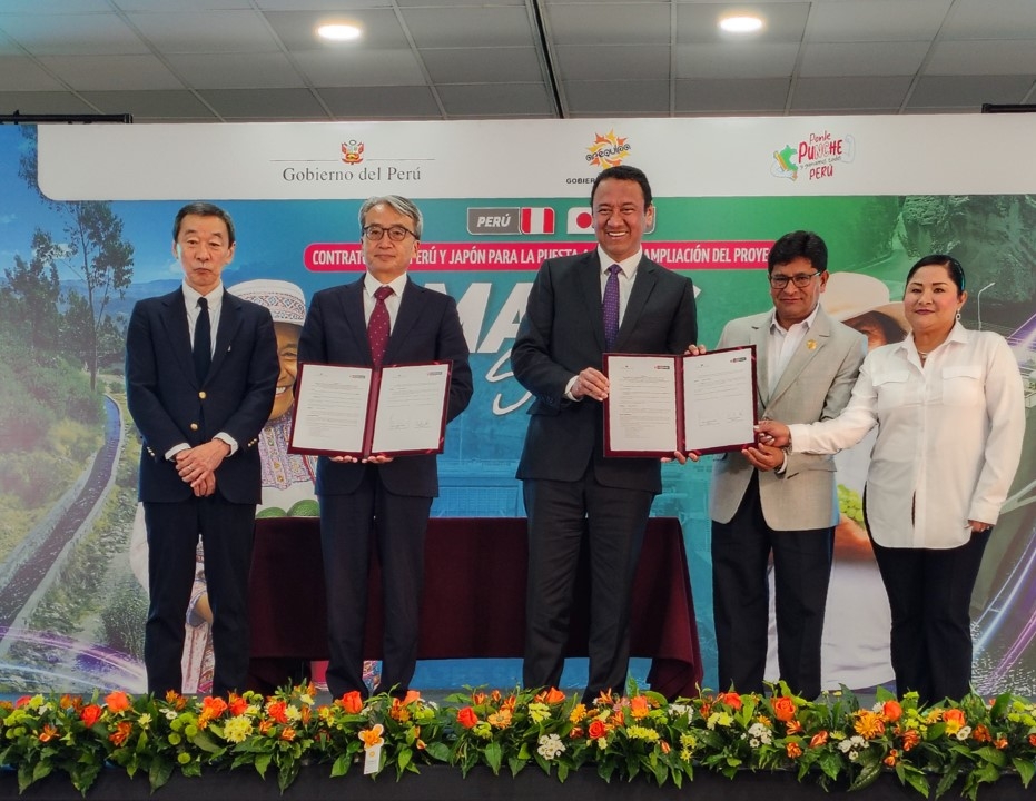El Embajador YAMAMOTO y el señor Ángel Manero, Ministro de Desarrollo de Agrario y Riego en el escenario firmando el memorándum de cooperación