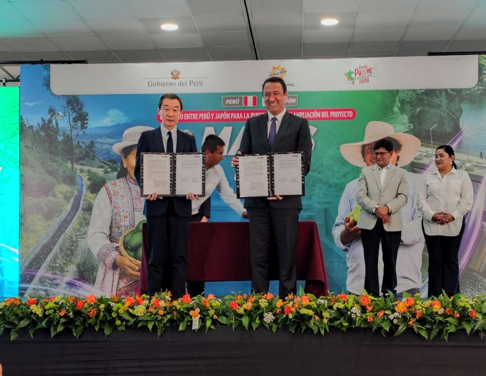 Señor KANAI Haruhiko, Director y Chairman de Integrated Design & Engineering Holdings y el señor Ángel Manero, Ministro de Desarrollo de Agrario y Riego en el escenario firmando el contrato