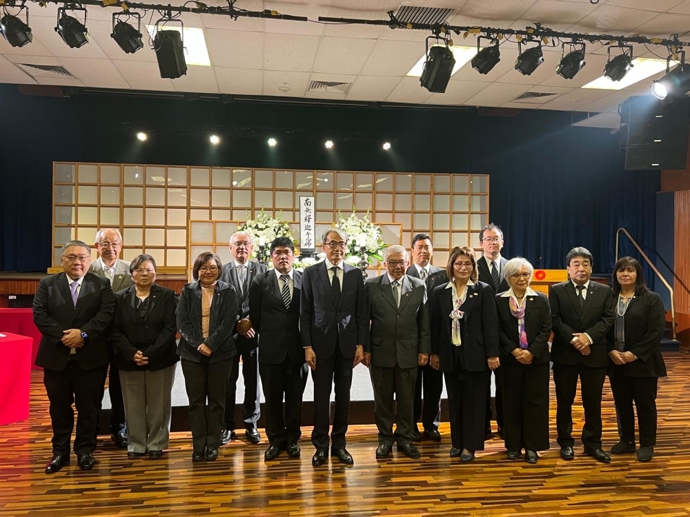 山元大使と参加者たちとの記念写真を撮影している