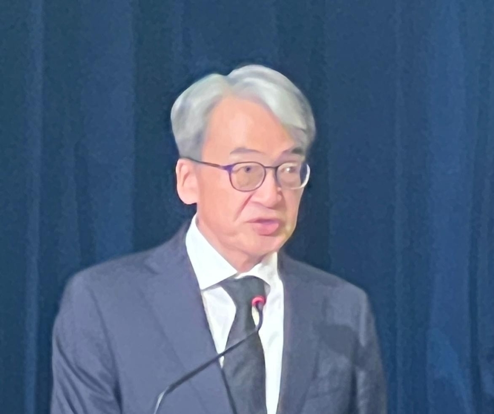 山元大使が演壇にて挨拶をしている