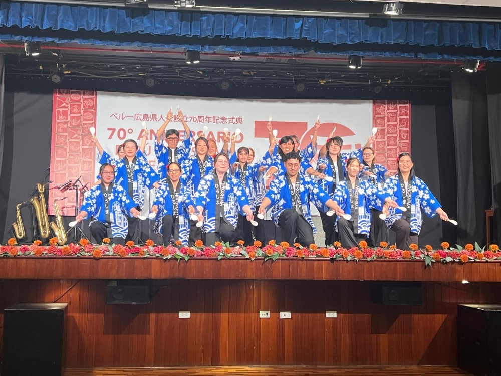 様々な年代の広島県人会メンバーが「広島音頭」を踊り記念撮影する様子