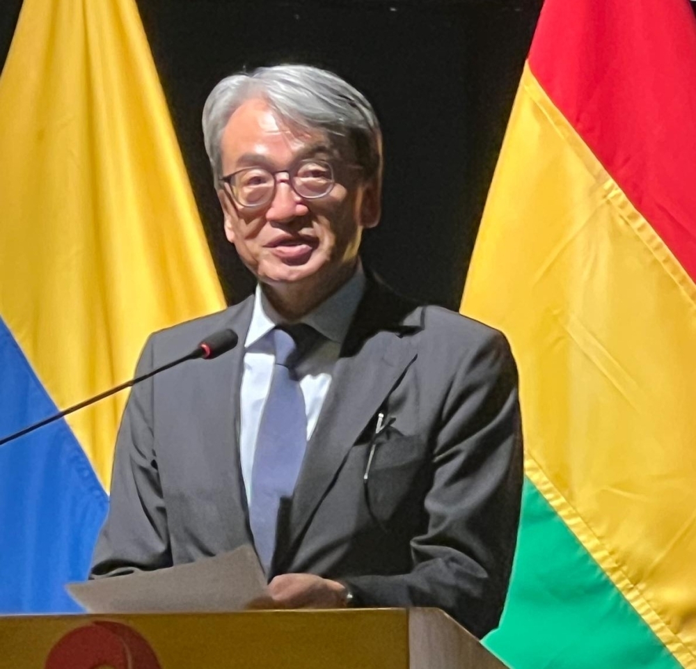 El Embajador YAMAMOTO dirigiéndose al público en la Ceremonia de Inauguración