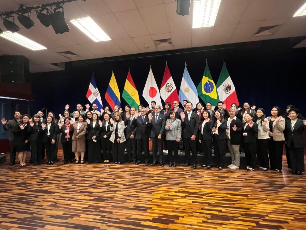 Foto grupal de Embajador YAMAMOTO con los organizadores del seminario en el centro, junto a los participantes