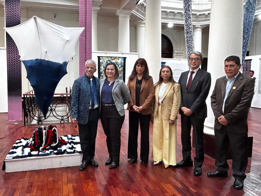 Foto grupal del Embajador YAMAMOTO, el artista, las autoridades de ENSABAP Y las autoridades invitadas a la inauguración. Una de las obras en blanco y azul a la izquierda del artista Herberth Bolaños