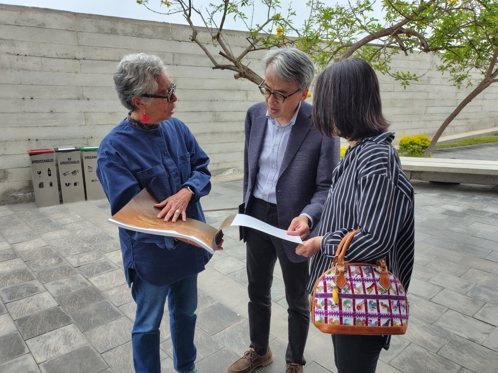 ポッツィパチャカマック遺跡博物館館長より説明を受ける山元大使