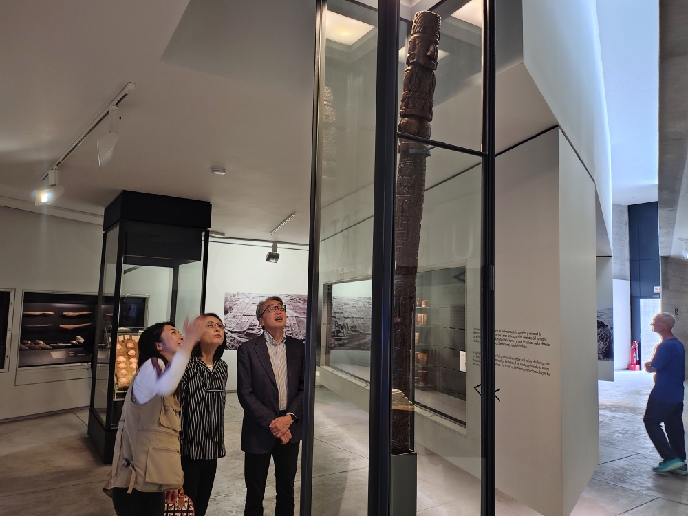 El Embajador YAMAMOTO dentro del museo escuchando la guía de la voluntaria de JICA sobre la cultura Pachacamac