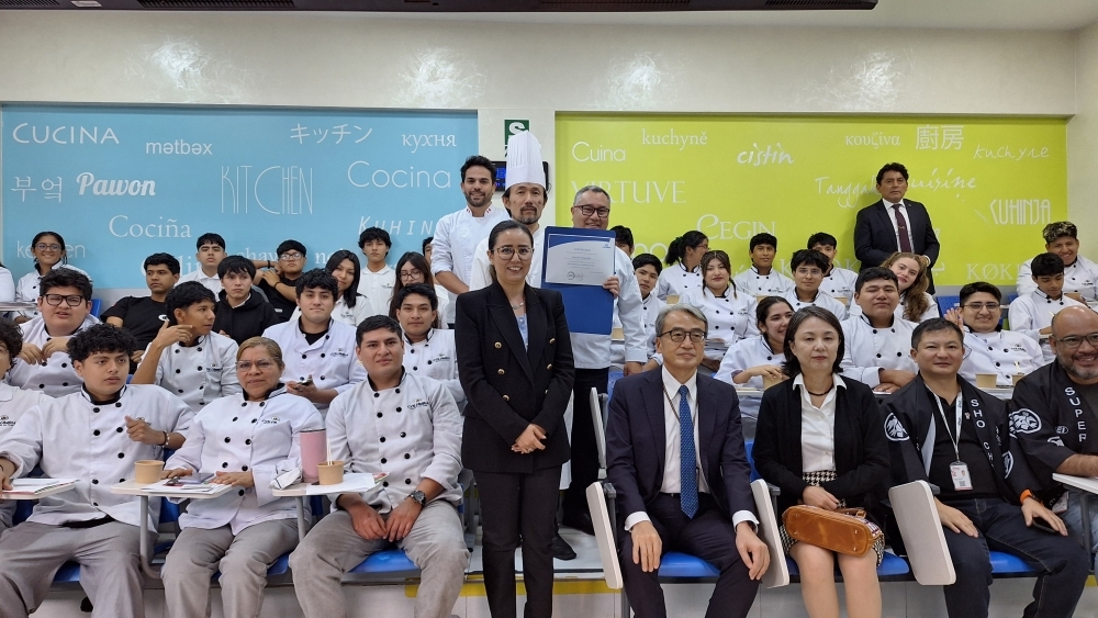 Foto grupal de los alumnos del Instituto Superior Columbia asistentes a la clase con el chef YAMAMOTO Satoshi, el embajador YAMAMOTO Tsuyoshi y su esposa, señora YAMAMOTO Hiroko, y el chef Roger Arakaki