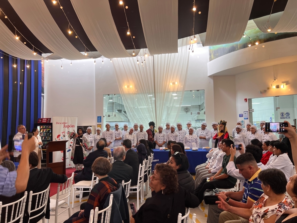 Foto grupal de los alumnos del Instituto Superior Columbia que participaron en el concurso “Conociendo la Gastronomía Japonesa”