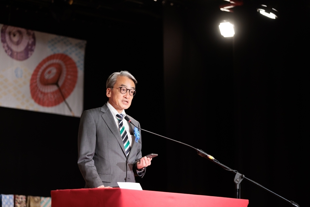 El embajador YAMAMOTO brindando sus palabras de saludo en el podio del auditorio del Centro Cultural Peruano Japonés.