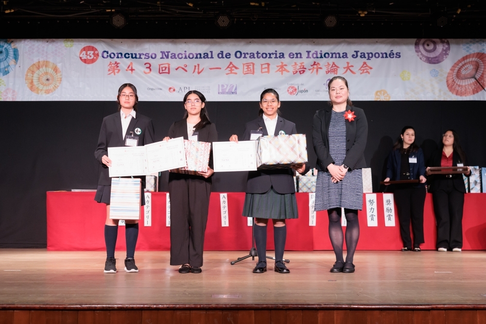 Foto grupal entre la primera secretaria de la Embajada del Japón, SEINO Kanae, quien fue una de los jurados del concurso de oratoria en idioma japonés, con los participantes que fueron premiados.