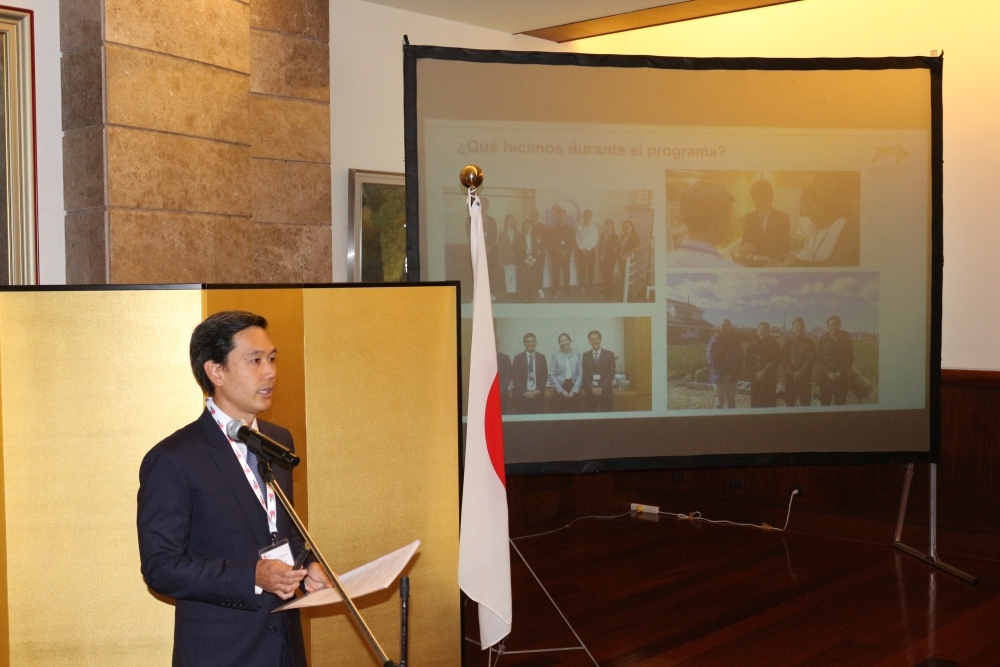 ジロー・ヒラオカ「NIKKEI KAI PERU」ペルー会長が挨拶をしている様子