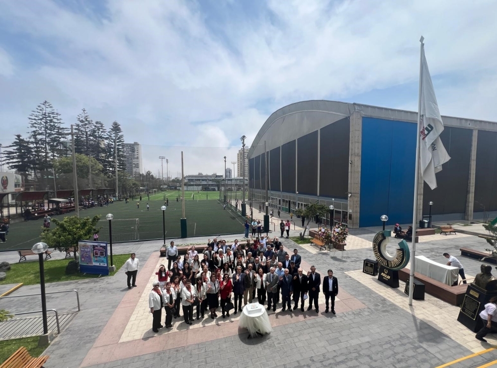 式典の参加者がアエルの旗の側に集まっている