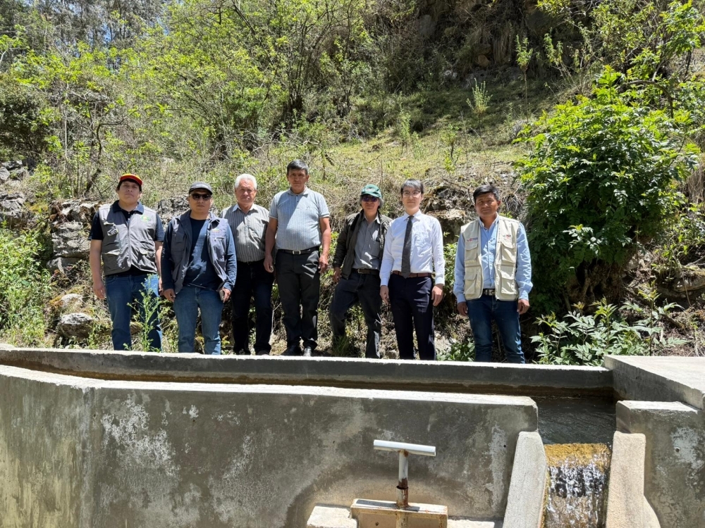 整備された灌漑施設を視察するプロジェクト関係者