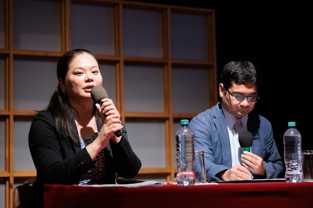 A la izquierda la secretaria SEINO Kanae y a la derecha el funcionario local Ricardo Kanashiro realizando la conferencia sobre etiqueta japonesa y tips de viaje al Japón.