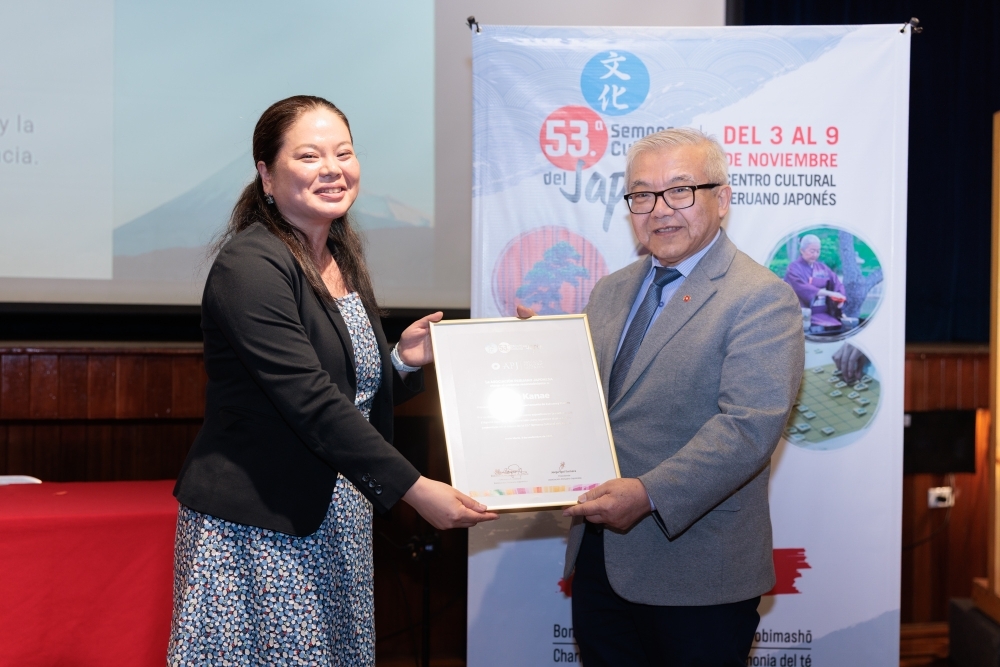 A la izquierda la funcionaria SEINO Kanae recibiendo un diploma del Sr. Jorge Igei, presidente de la Asociación Peruano Japonesa.