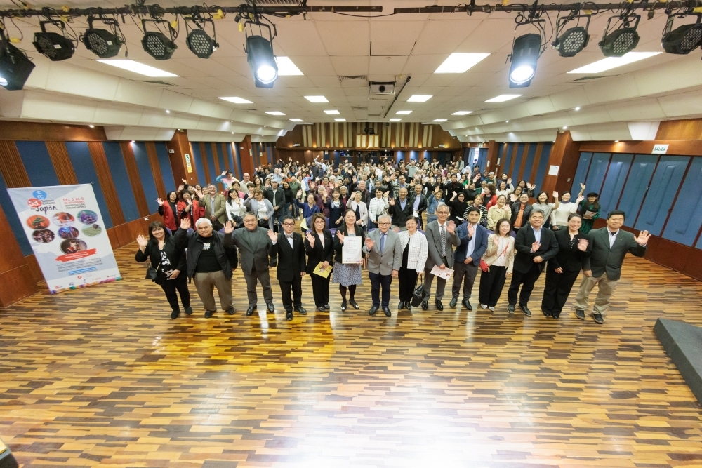 清野書記官、カナシロ現地職員、ペルー日系人協会関係者及び講演会に参加した人たちが記念撮影を行っている。