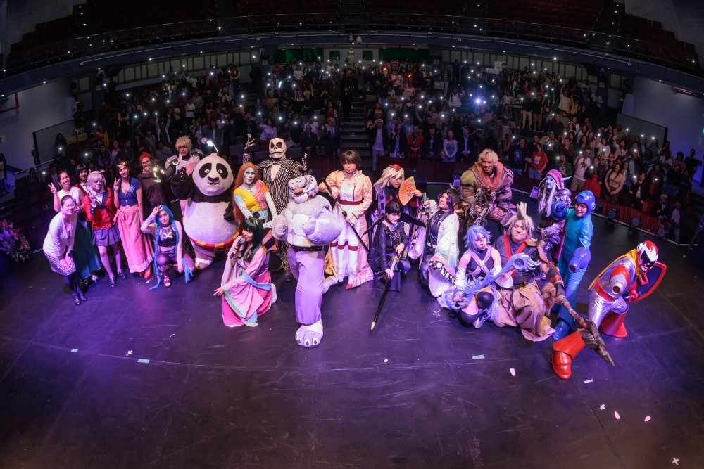 Foto grupal de los participantes junto a la secretaria, Srta. SEINO Kanae y las autoridades de la primera eliminatoria del concurso de cosplay.
