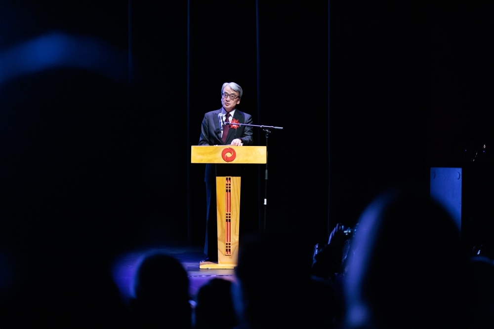 第53回日本文化週間のメインセレモニーで、山元大使が日秘劇場の登壇で開会の辞を述べている。