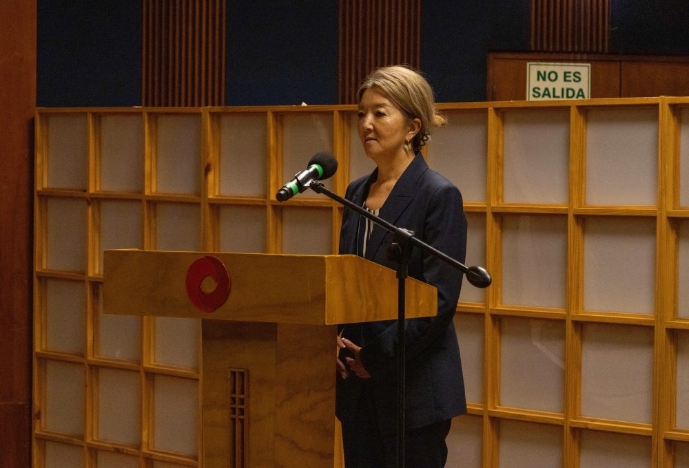 日本大使館の古川参事官が、茶道レクデモの開会式で挨拶の辞を述べている。