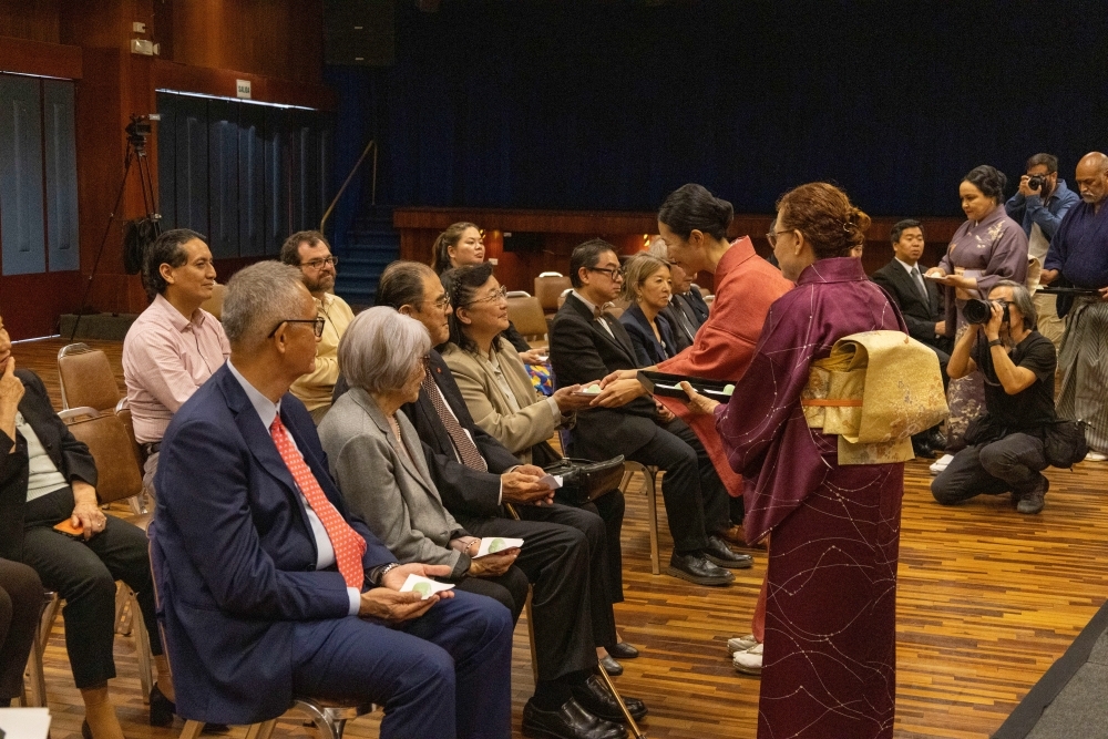 茶道レクデモを実施した先生方が、参加者にお茶を提供している。