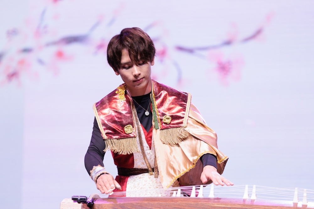 箏奏者である大川義秋氏による公演の様子