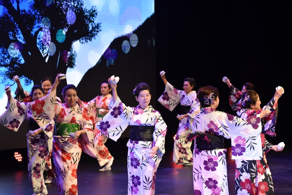 日秘劇場で行われたアートフェスティバルにて、舞踊団体が日本の伝統的な踊りを披露している。