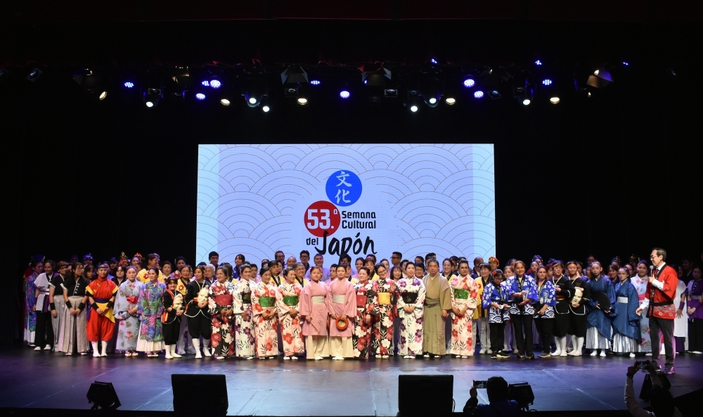 第53回日本文化週間のアートフェスティバルに参加した人たちが、日秘劇場の舞台で記念撮影を行っている。