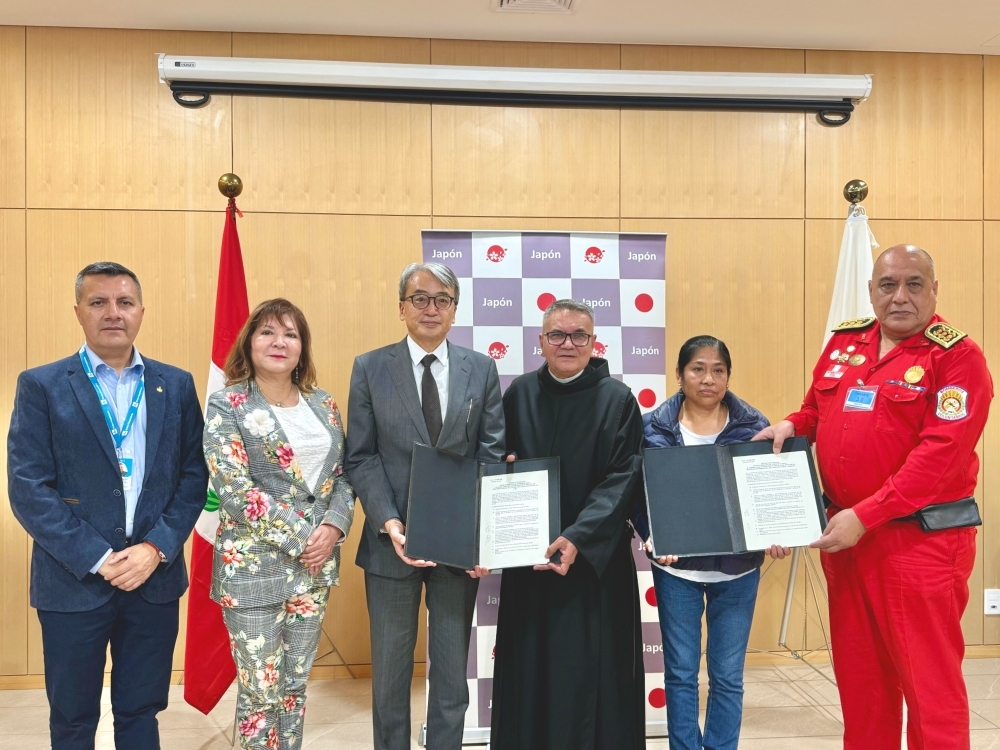 Foto conmemorativa del embajador YAMAMOTO, de la embajadora Noela Pantoja, directora ejecutiva de la APCI, del director ejecutivo de Hogar Clínica San Juan de Dios y de la presidenta de la ONG Firemen & Health Hope