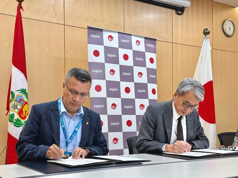Firma del contrato entre el embajador YAMAMOTO y el director ejecutivo de Hogar Clínica San Juan de Dios