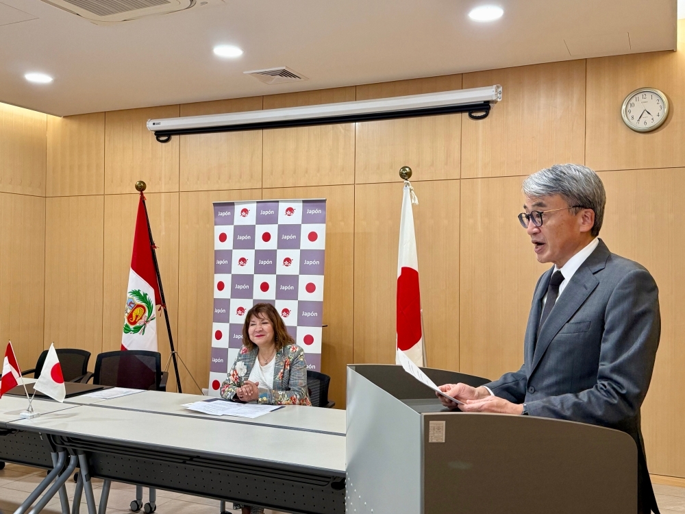 El embajador YAMAMOTO dirigiendo sus palabras de saludo