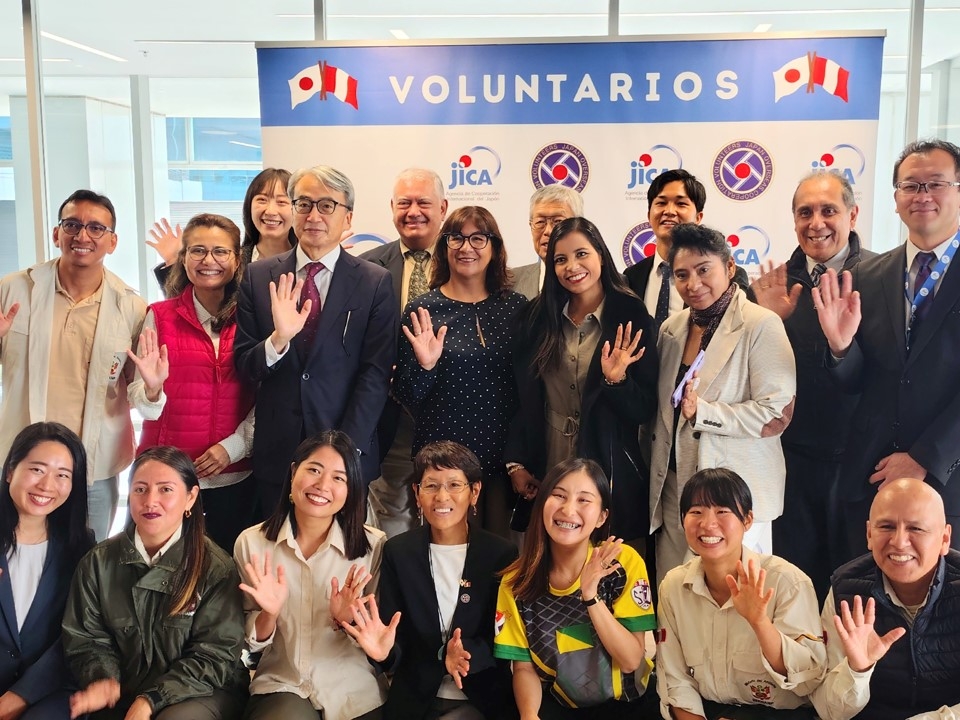 Voluntarios de JICA, representantes de las instituciones receptoras, el embajador YAMAMOTO, entre otros, tomándose una foto grupal