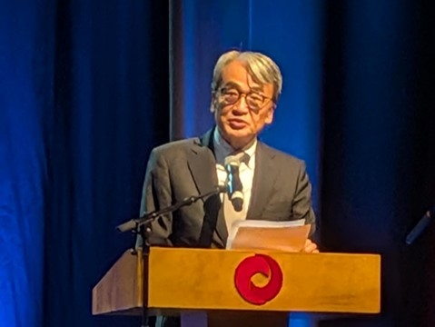 El embajador YAMAMOTO pronuncia palabras protocolares en el escenario