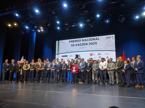 Fotografía grupal de las organizaciones galardonadas, los jueces, etc.