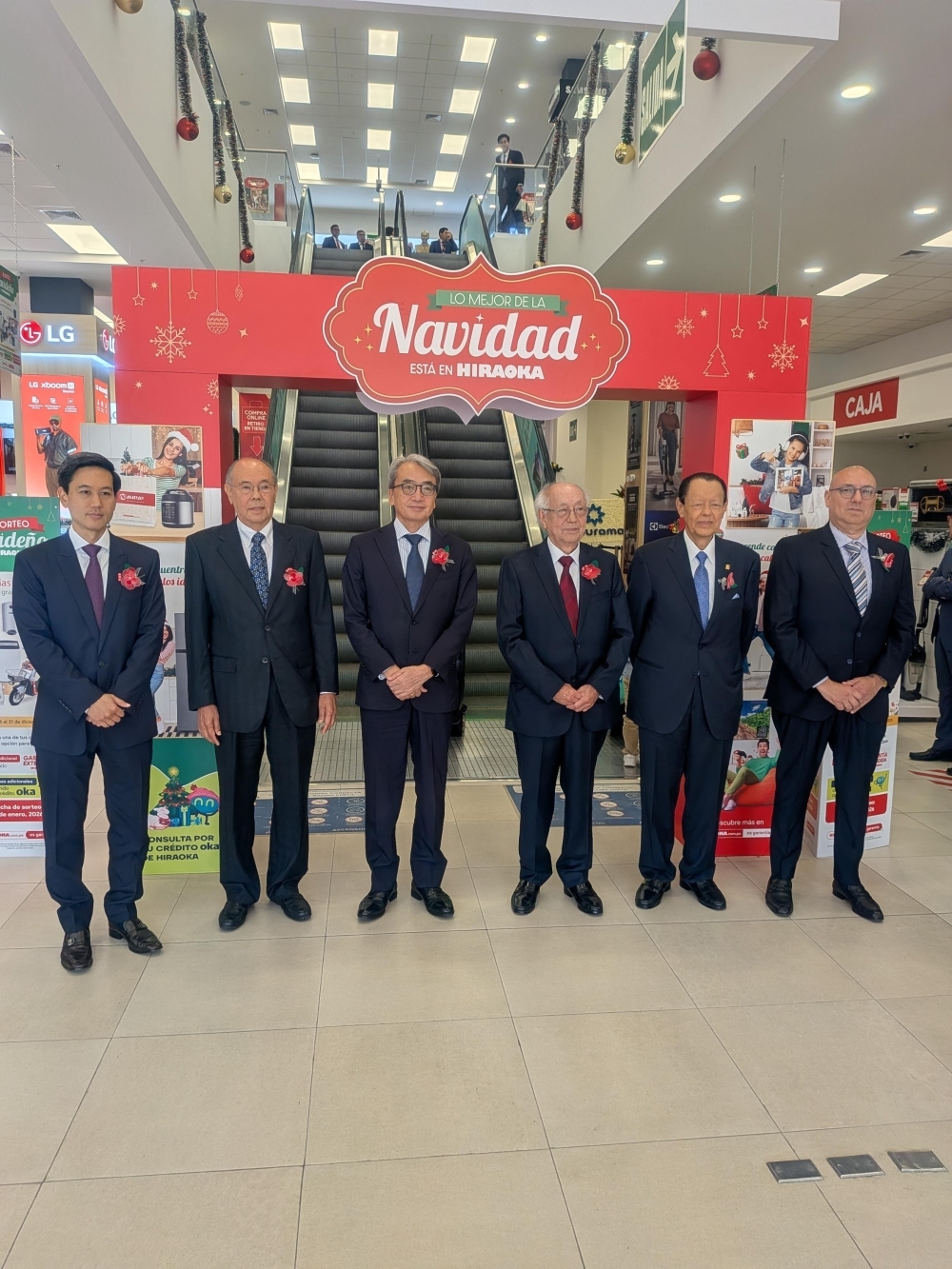 Foto grupal con las personas involucradas de HIRAOKA dentro de la nueva tienda