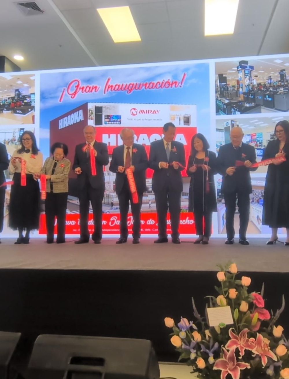 Escena de la ceremonia (corte de cinta en el escenario)