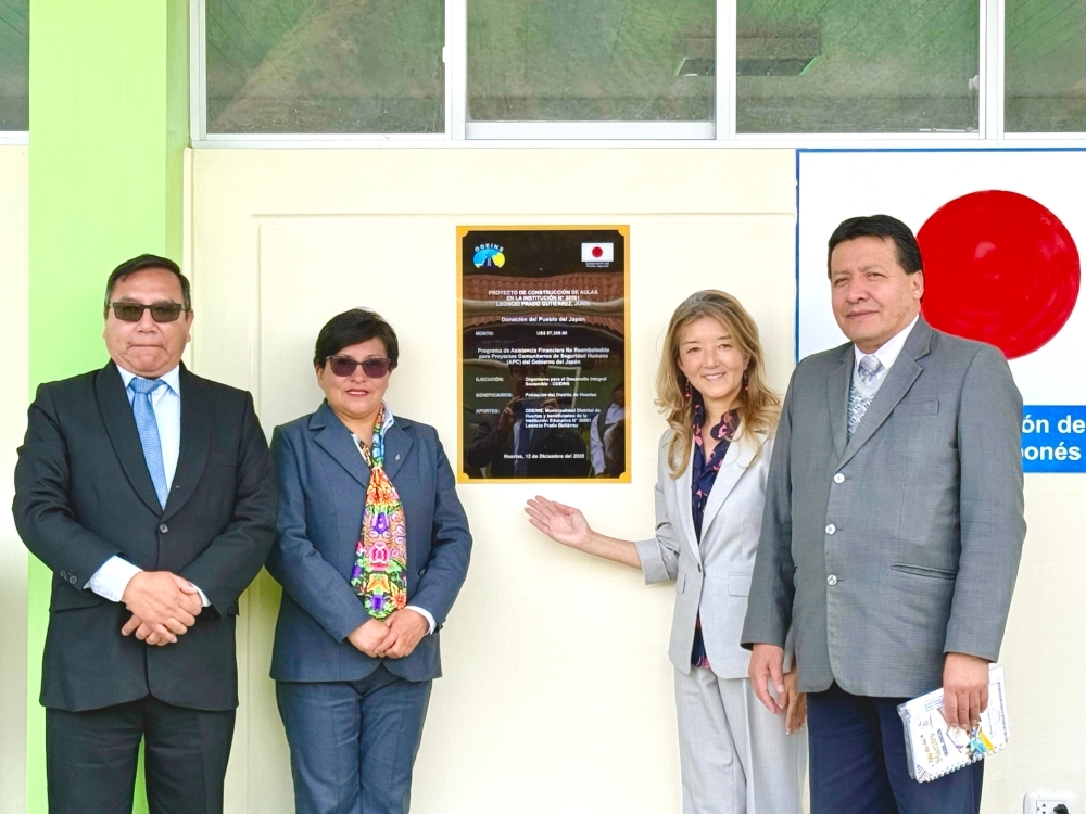 Develación de la placa conmemorativa por consejera FURUKAWA, Mg. Dennis Mucha Montoya, director de la Unidad de Gestión Educativa Local Jauja, Mg. María Teresa Hinostroza Huaccho, directora de la Institución Educativa N°30561 y Sr. Amado Castillo Cano, presidente de ODEINS