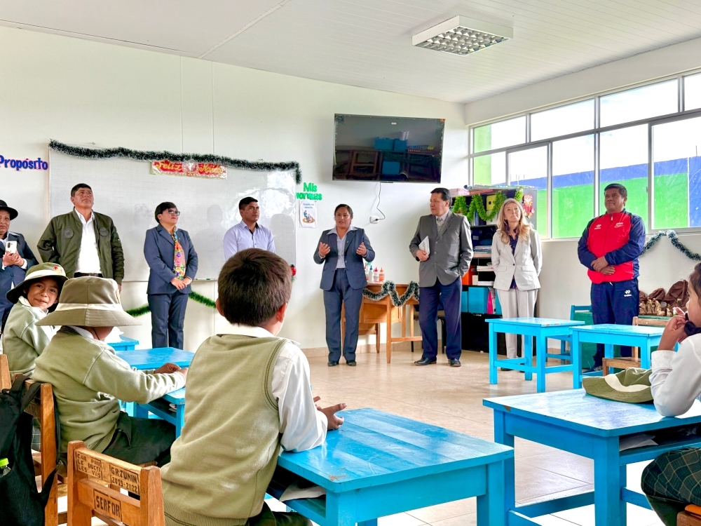 Consejera FURUKAWA recorriendo de las aulas inauguradas