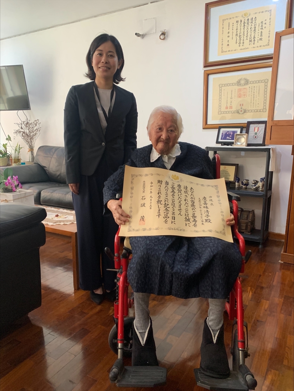 Foto  conmemorativa tras la entrega del reconocimiento a la señora ZAKIMI Kiyoko por parte de la Cónsul Hashimoto.