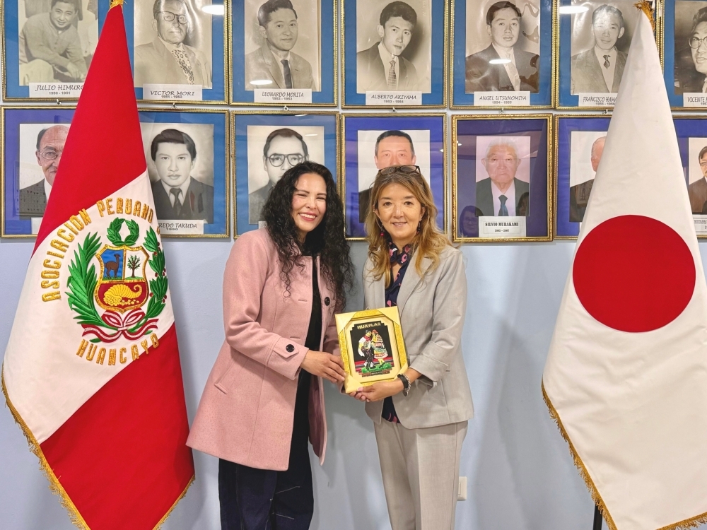 Foto conmemorativa entre la consejera FURUKAWA y la presidenta Kanashiro