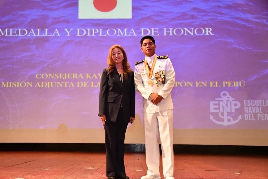 Foto de la consejera FURUKAWA junto con el estudiante que obtuvo el mejor rendimiento académico del último año