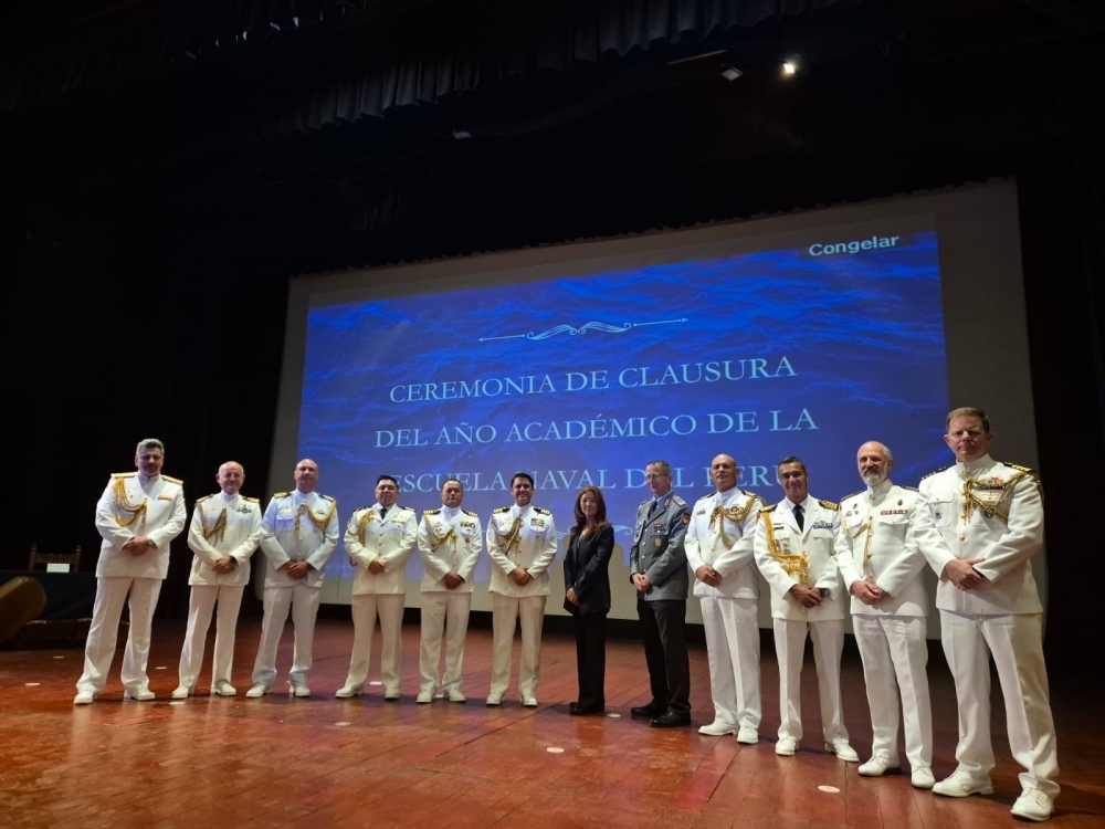 Foto de la consejera FURUKAWA junto con los agregados militares acreditados en Perú