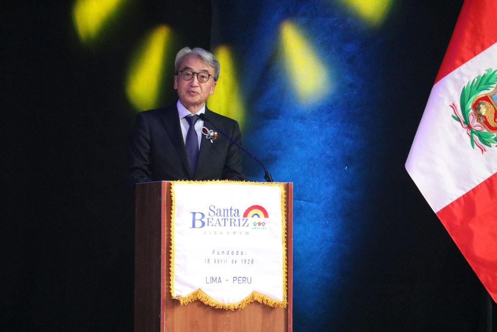 El embajador YAMAMOTO brindando unas palabras en el escenario