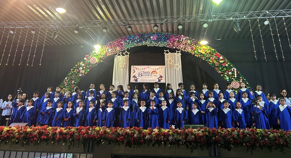 Todos los niños graduados en el escenario