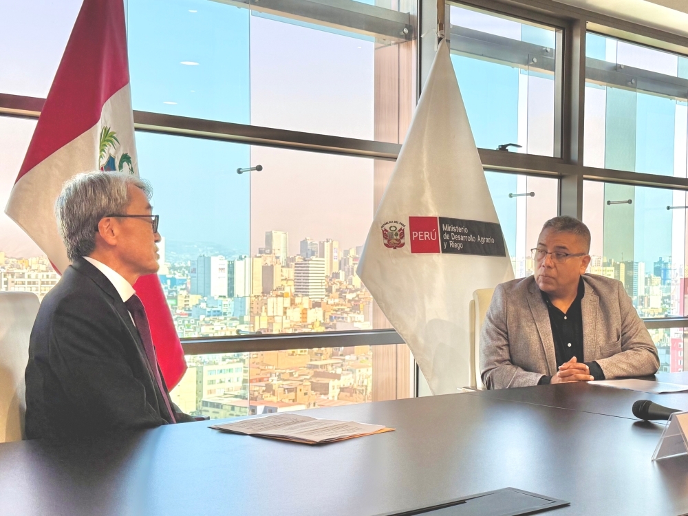 El embajador YAMAMOTO conversando con el ministro Cuno