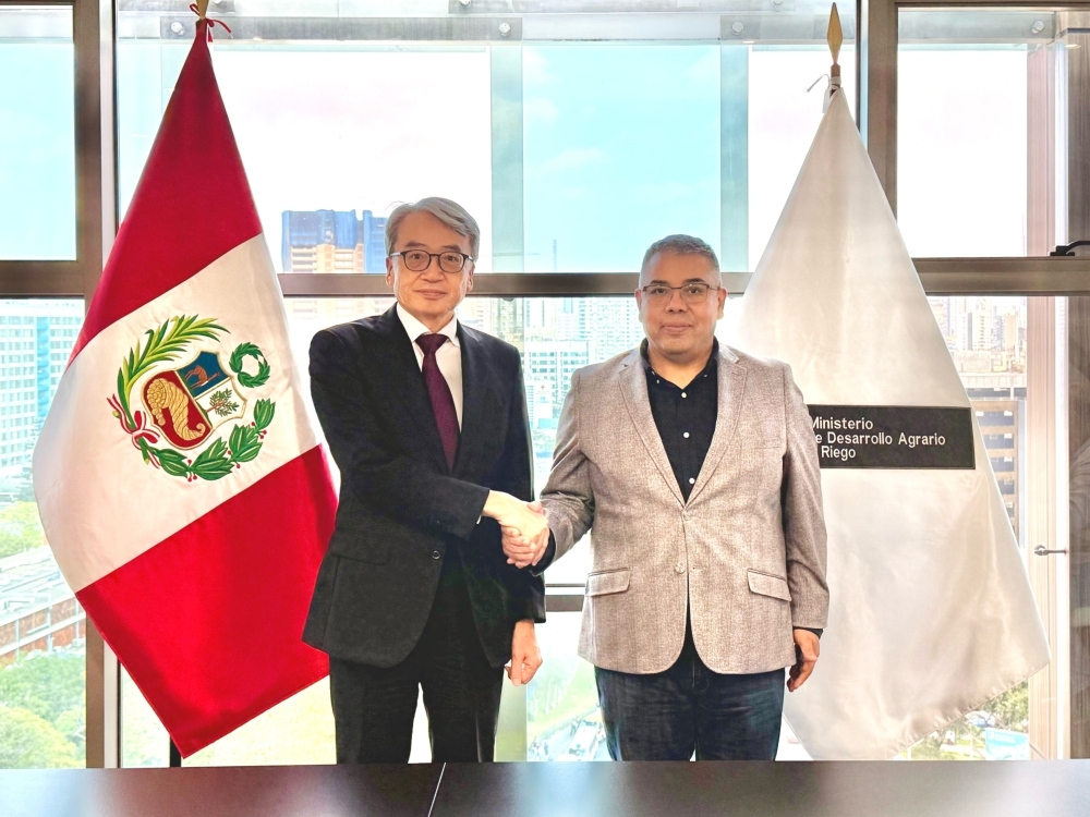 Foto conmemorativa entre el embajador YAMAMOTO y el ministro Cuno