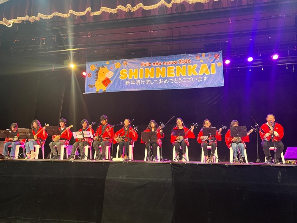 Presentación de Sanshin en el escenario